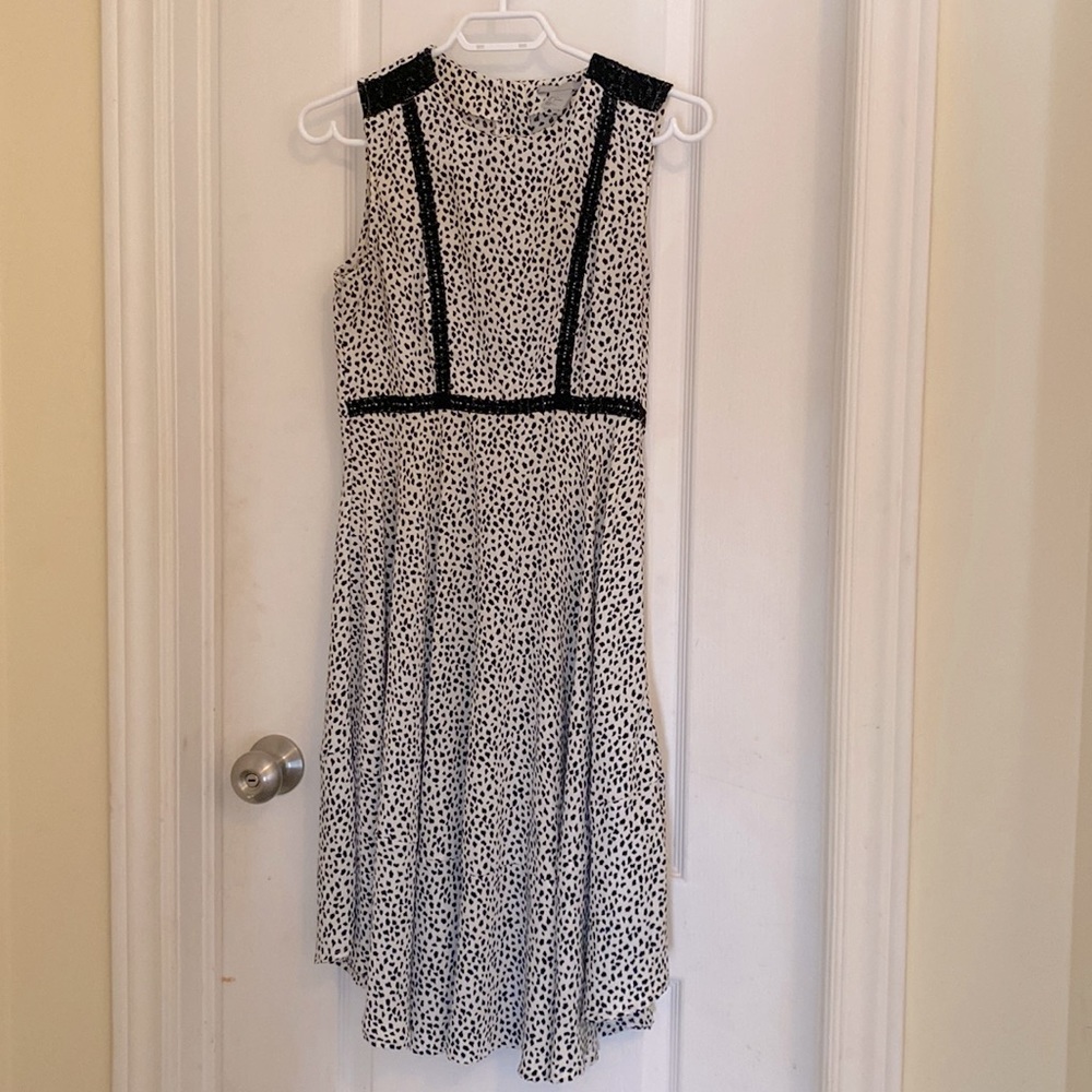 Ladies dress, knee length dress, summer dress, flowy dress, sleevless dress.